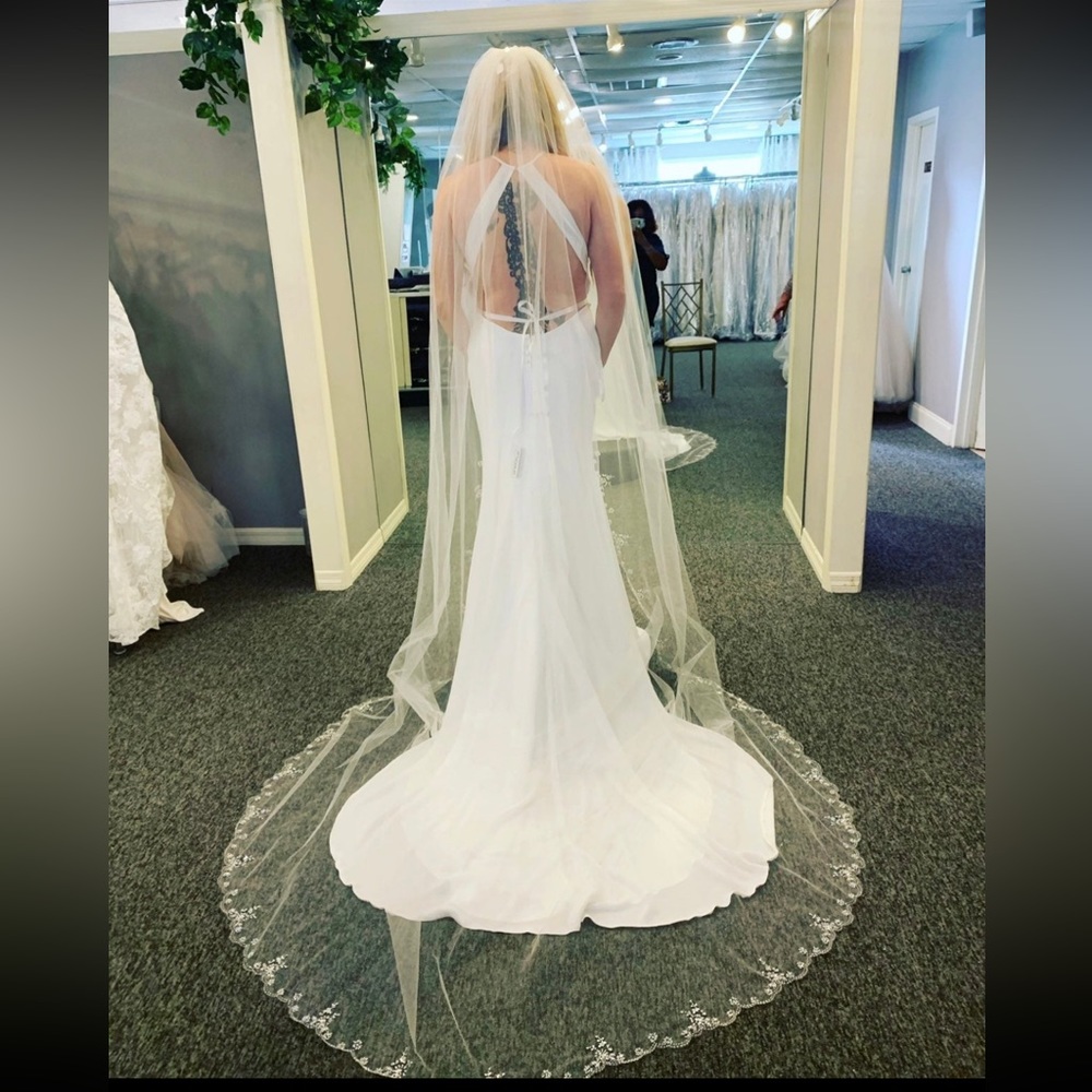 Gorgeous silver & white 3/4 ft long veil NEW